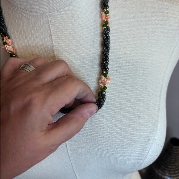 Very pretty black/metallic beads with jade and shell - Picture 3 of 5